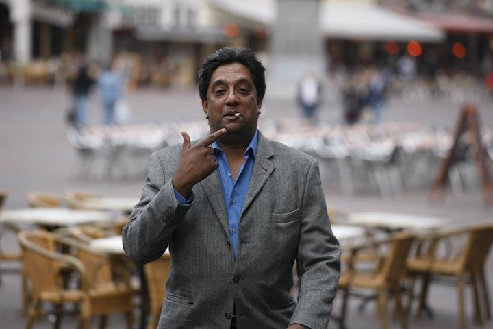 Jonge advocaat aan de balie